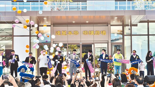 達麗集團攜手秀泰集團斥資20億元，打造高雄岡山樂購廣場23日正式開幕。（柯宗緯攝）