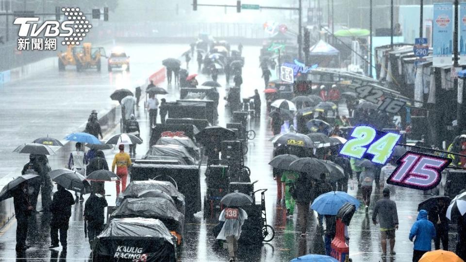 一輛輛跑車停在路上，用車罩覆蓋。（圖／達志影像美聯社）