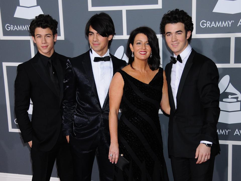 Jonas Brothers and their mother at the 2009 Grammys