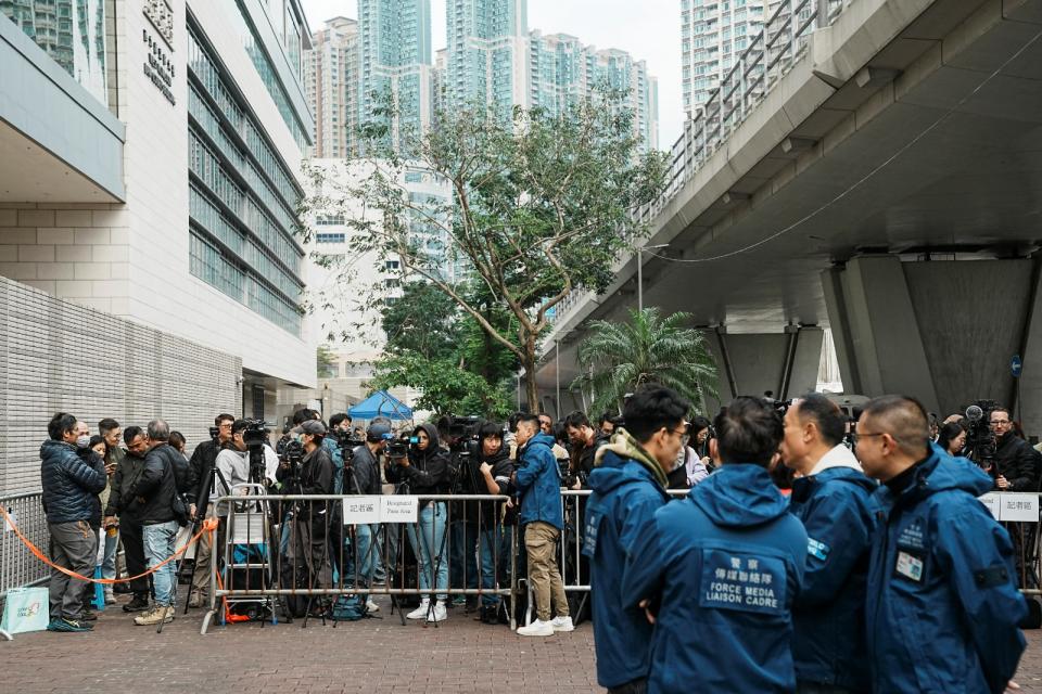 港警派上千警力在西九龍裁判法院外加強保全。路透社