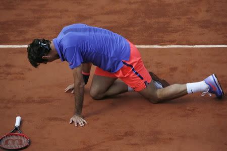 Roger Federer of Switzerland falls during his men's quarter-final match against his compatriot Stan Wawrinka during the French Open tennis tournament at the Roland Garros stadium in Paris, France, June 2, 2015. REUTERS/Gonzalo Fuentes