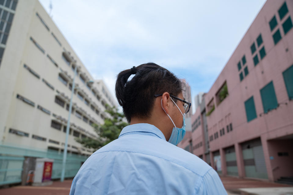 中五學生黃永熙因為留長頭髮，中四時一度被困在醫療室上「網課」三個月，期間被禁上體育課。