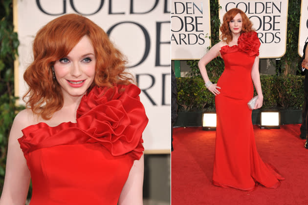 Rote Haare und ein rotes Outfit gehen gar nicht? Das interessiert diese Lady in Red nicht die Bohne. Zu Recht. „Mad Men“-Star und Rotschopf Christina Hendricks verpackt ihre Killerkurven in ein heißes Dress der litauisch-kanadischen Designerin Romona Keveza. Und zeigt, dass diese Kombi absolut Red-Carpet-tauglich ist. Wer sich bei so einem feurigen Look nicht die Finger verbrennen will, sollte aber Haarfarbe und Kleid auf keinen Fall Ton-in-Ton aufeinander abstimmen und, wie Miss Hendricks, ein bisschen nackte Haut hervorblitzen lassen. So kommen die unterschiedlichen Rottöne besser zur Geltung. (Bilder: Getty Images)