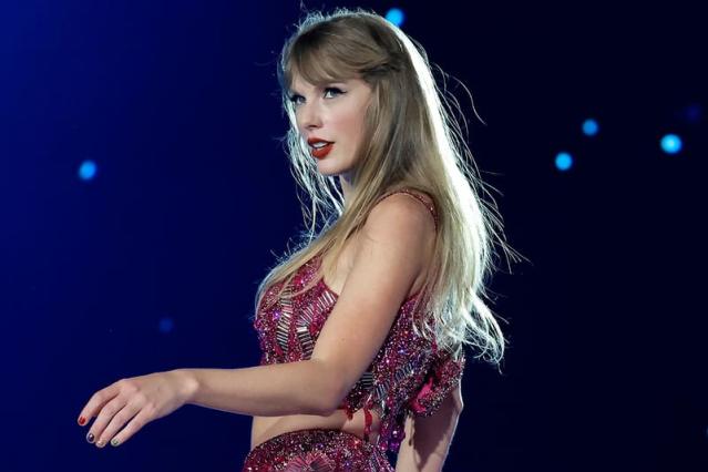 Taylor Swift Hid Tour Messages in Her Manicure — Leaving the 