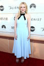 <p>Himmlisch schön in Babyblau! Mit diesem süßen Sommerkleid von ALEXACHUNG verzauberte Dakota Fanning auf dem „The Alienist Emmy For Your Consideration event“ in Beverly Hills. Eine schwarze Samt-Schleife am Kragen vollendete den mädchenhaften Look. (Bild: Getty Images) </p>