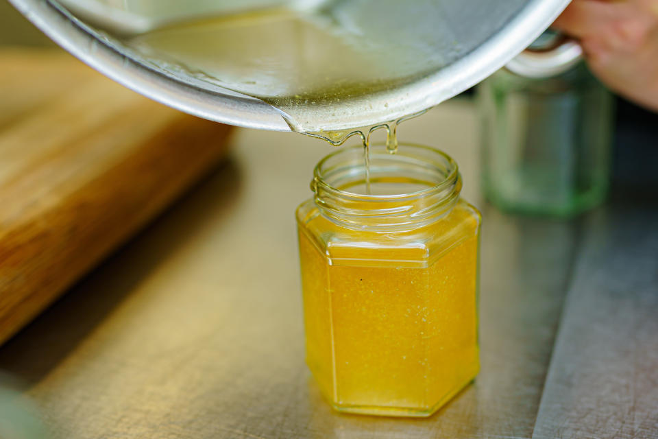 Das Beimischen von Sirup zu Honig ist nach EU-Recht verboten. Die Fälschungen werden allerdings immer ausgeklügelter (Symbolbild: Ben Birchall/PA Images via Getty Images)