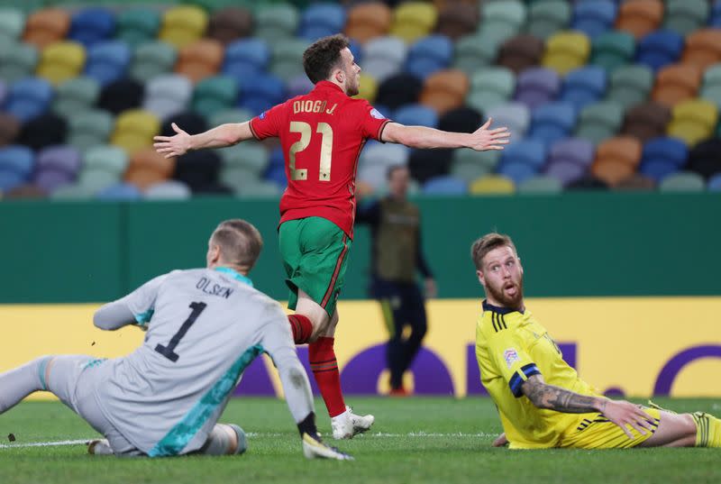 El portugués Diogo Jota celebra su segundo gol