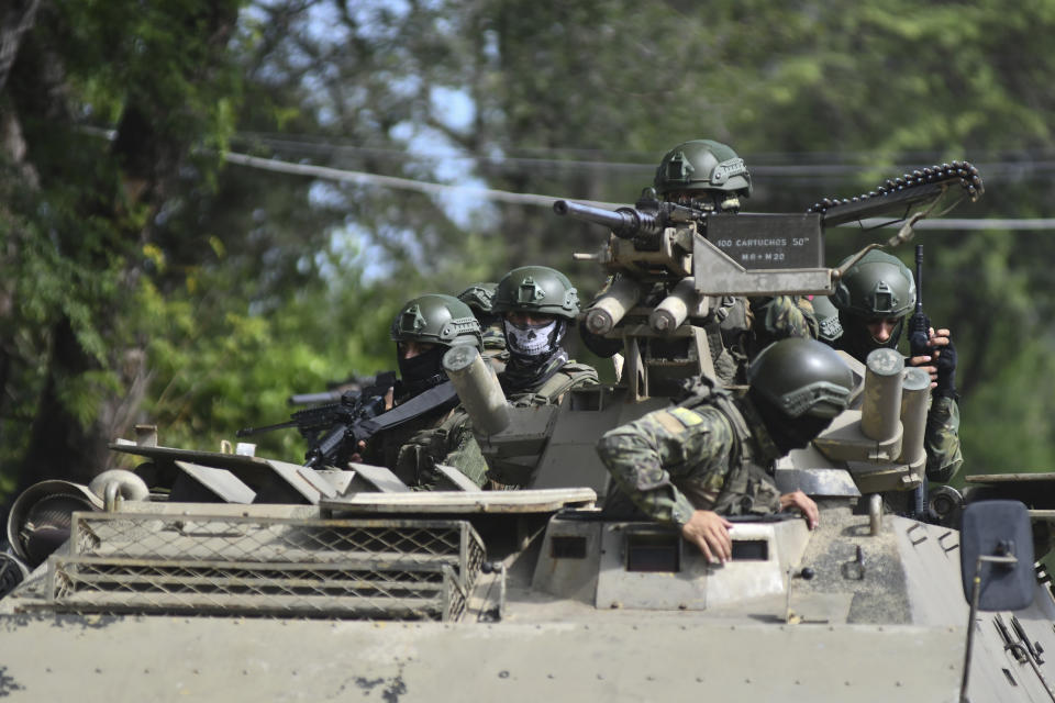 Militares patrullan en vehículos blindados por las calles, en Portoviejo, Ecuador, el jueves 11 de enero de 2024. El presidente Daniel Noboa decretó el lunes un estado de excepción nacional que suspende derechos ciudadanos y permite movilizar al Ejército en tareas de seguridad, ante la última secuencia de ataques violentos en el país. (AP Foto/Ariel Ochoa)