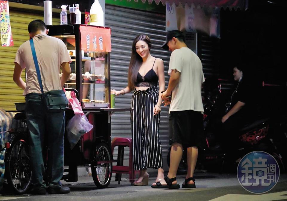 陳慕和趙芸外出覓食，在路邊挑選滷味。