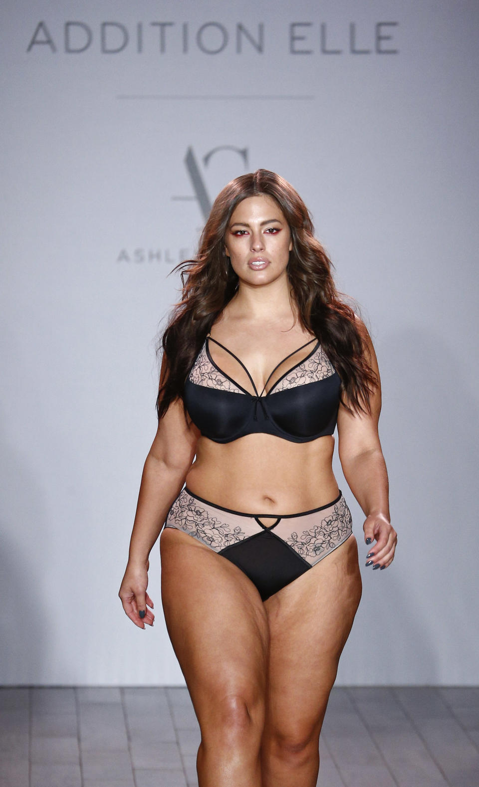 Ashley Graham nahm dieses Foto und setzte es in die „Victoria’s Secret“-Kulisse. (Bild: Getty Images)