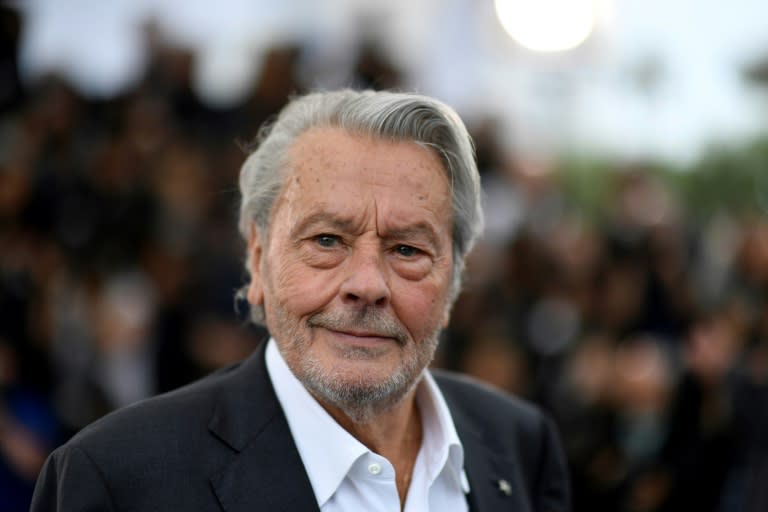 Alain Delon posa para los fotógrafos a su llegada al Festival de Cannes para recibir la Palma de Oro Honoraria a toda su carrera, el 19 de mayo del año 2019 en la ciudad francesa (Christophe Simon)