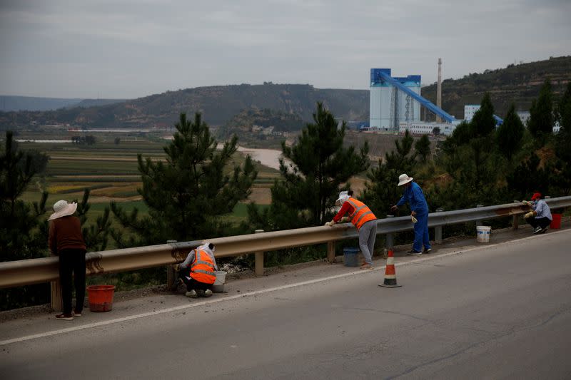 FILE PHOTO: The Wider Image: Energy security and economic fears drive China's return to coal