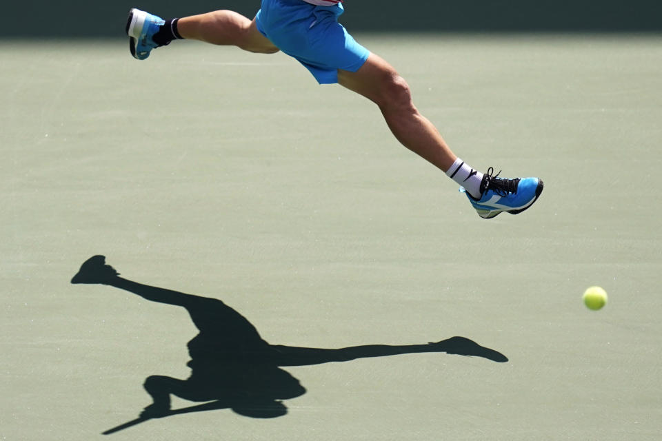 Alejandro Davidovich Fokina, of Spain, returns to Matteo Berrettini, of Italy, during the fourth round of the U.S. Open tennis championships, Sunday, Sept. 4, 2022, in New York. (AP Photo/Julia Nikhinson)