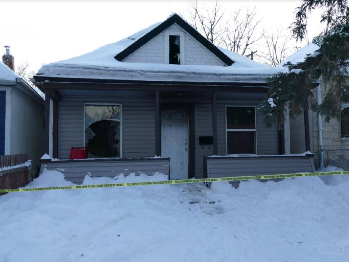 Nine people, including five children, were sent to hospital following a fire on Simcoe Street, between St. Matthews Avenue and Portage Avenue, in Winnipeg on Thursday morning. (Jaison Empson/CBC - image credit)