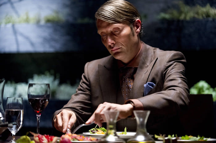 Dr. Lecter (Mads Mikkelsen) gönnt sich ein nächstes "feines" Mahl (Bild: SAT.1)