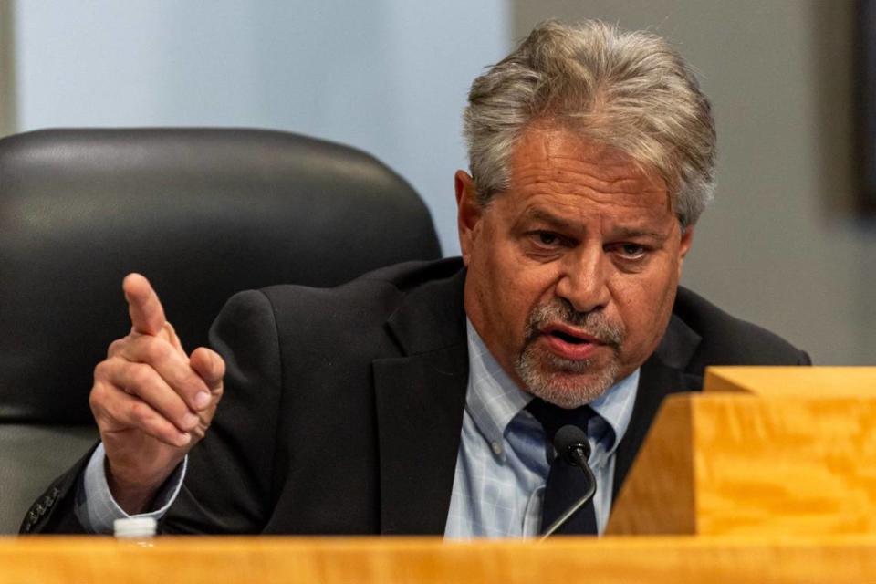 El comisionado municipal de Miami Miguel Gabela habla durante una reunión de la comisión en el Ayuntamiento de Miami, el jueves 11 de abril de 2024.