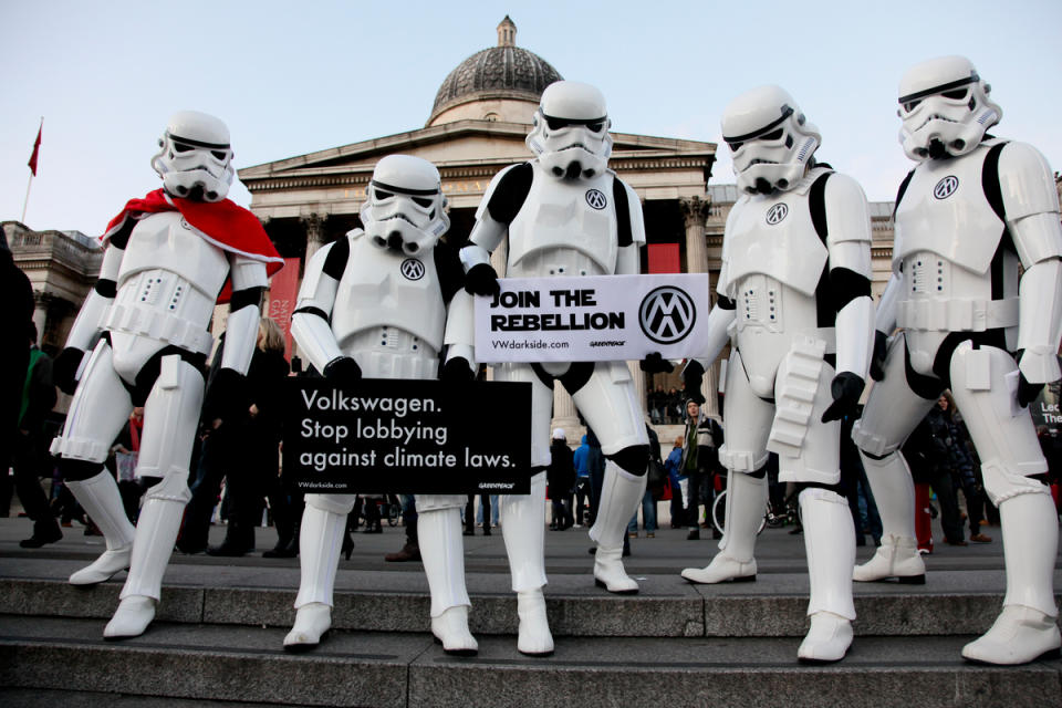 2011年，綠色和平英國行動者裝扮成星際大戰中的帝國風暴兵，來到倫敦市中心遊行倡議，要求福斯汽車停止反對歐洲氣候法規。