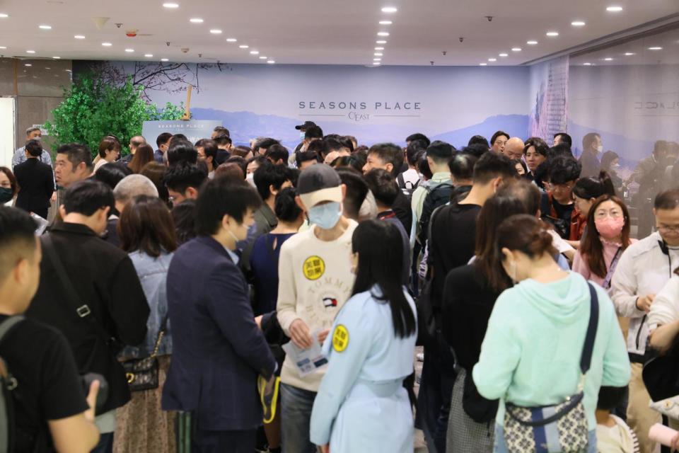 「SEASONS PLACE」開賣，大批準買家已到達售樓處排隊等候揀樓，氣氛熱鬧。