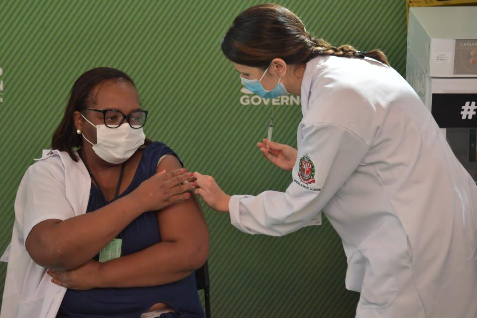 L'infirmière Monica Calazans est la première à recevoir le vaccin CoronaVac Sinovac Biotech contre le coronavirus COVID-19 à l'hôpital Clinicas de Sao Paulo, au Brésil, le 17 janvier 2021. - Nelson Almeida - AFP