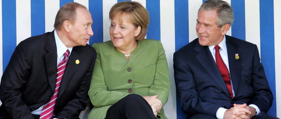 Noch macht Putin freundliche Miene: Angela Merkel beim G8-Gipfel in Heiligendamm 2007 zwischen Putin und George W. Bush.  (Bild: ARTE / Getty Images)