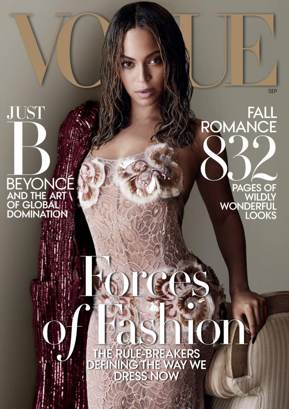 Pour le fameux numéro de septembre, c’est la chanteuse Beyoncé qui rafle la mise. Le Vogue, parfois critiqué de manquer de diversité, emploie Mario Testino et crée l’évènement avec une couverture mettant en avant la chanteuse engagée, depuis le début de sa carrière, dans la défense des droits pour les afro-américains. 