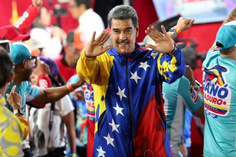 Nicolas Maduro (C), Venezuela's President, celebrates his re-election. -/Prensa Miraflores/dpa