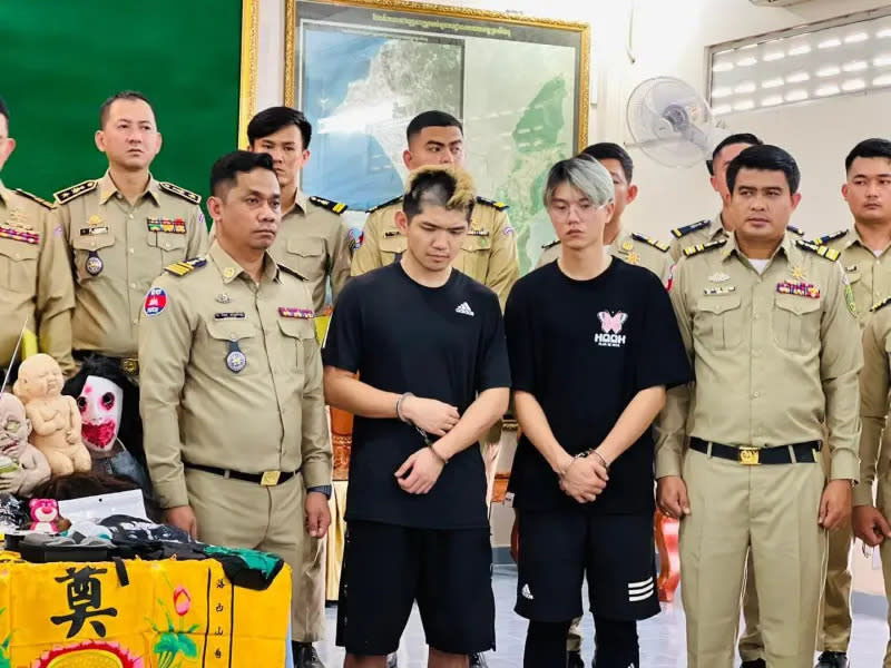 ▲晚安小雞與友人阿鬧遭柬埔寨警方上銬逮捕，造假工具都被搜出來。（圖／翻攝自「Huy Bunleng News」臉書）