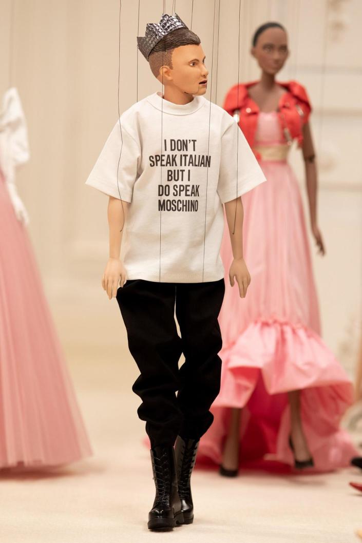 Jeremy Scott也製作了自己的木偶，衣服上寫著「I DON'T SPEAK ITALIAN BUT I SPEAK MOSCHINO（我不懂義大利語，但我懂MOSCHINO）」。（MOSCHINO提供）