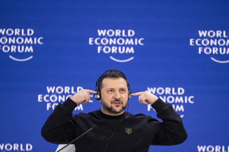 El presidente ucraniano, Volodymyr Zelensky, hace un gesto mientras se dirige a la asamblea en la reunión anual del Foro Económico Mundial 