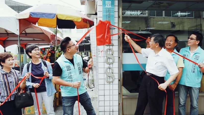 ▲台灣民眾黨主席柯文哲５日到花蓮參加不分區立委邱臣遠的服務處揭牌儀式，他評論美豬藥檢標準，希望政府不是用一塊招牌就糊弄過去，要說清楚。（圖／邱臣遠辦公室提供）