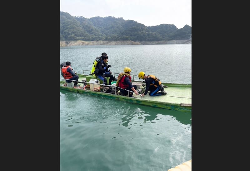 鯉魚潭水庫13日有一名抽泥作業人員疑似落水失蹤，苗栗縣消防局14日持續派遣卓蘭、大湖、獅潭以及特搜分隊隊員前往搜尋，盼早日發現。（中央社／民眾提供）