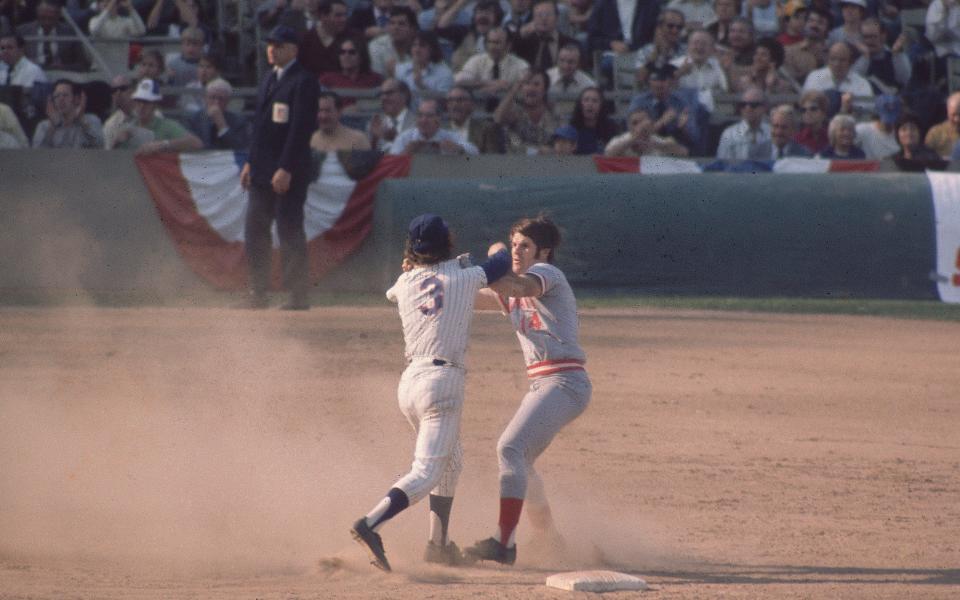 Rose squares up to Bud Harrelson of the New York Mets in 1973