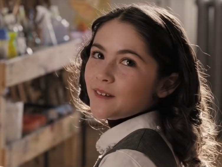 isabelle fuhrman as esther, an adult who looks to be a 9-year-old child, in orphan,. sitting front of an easel where she's painting