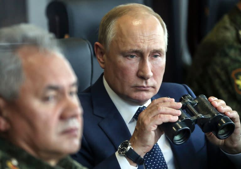 Vladimir Putin sostiene unos binoculares al observar maniobras militares conjuntas de Rusia y Bielorrusia en Nizhny Novgorod