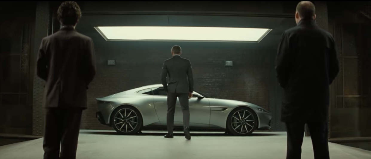 Chez Q bien sûr ! Mais celui-ci ne les sort pas de sa manche. Dans Spectre (2015), Daniel Craig et Ben Whishaw incarnent le fameux espion et son fournisseur de gadgets. <a href="https://www.youtube.com/watch?v=SzvxegcZzPU" rel="nofollow noopener" target="_blank" data-ylk="slk:Spectre;elm:context_link;itc:0;sec:content-canvas" class="link ">Spectre</a>