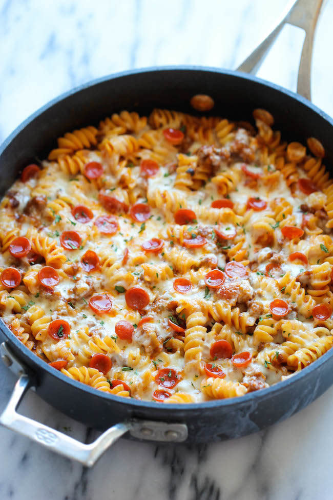 <strong>자세한 레시피는 <a href="http://damndelicious.net/2014/08/16/one-pot-pizza-pasta-bake/" target="_blank"> 여기를 클릭!</a> from Damn Delicious</strong>