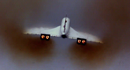 FILE PHOTO: A British Airways Concorde takes off from London's Heathrow airport July 24, 2000. REUTERS/Ian Waldie/File Photo
