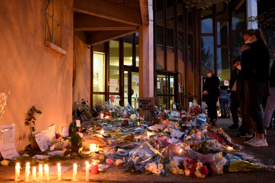 hommages à Samuel Paty devant le collège de Conflans-Sainte-Honorine.  - Bertrand Guay