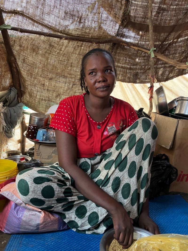 Katmallah Mahdi in the accommodation she shares with her friends.  The women support each other as they try to stay in the border area of ​​South Sudan in the hope of finding out the whereabouts of their husbands.  Eva Krafczyk/dpa