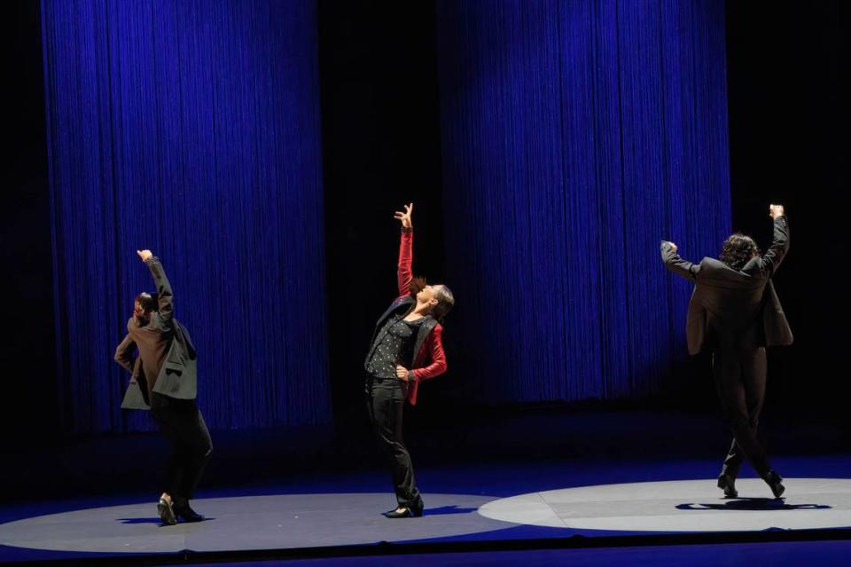 En la bulerías “Algo contigo”, Charo Pedraza, Sara Baras y Daniel Saltares bailan un sensual paso a tres. 