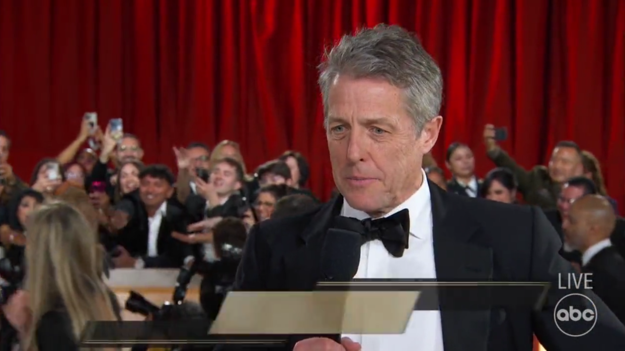 Hugh Grant, ici, sur le tapis blanc des Oscars, mars 2023.