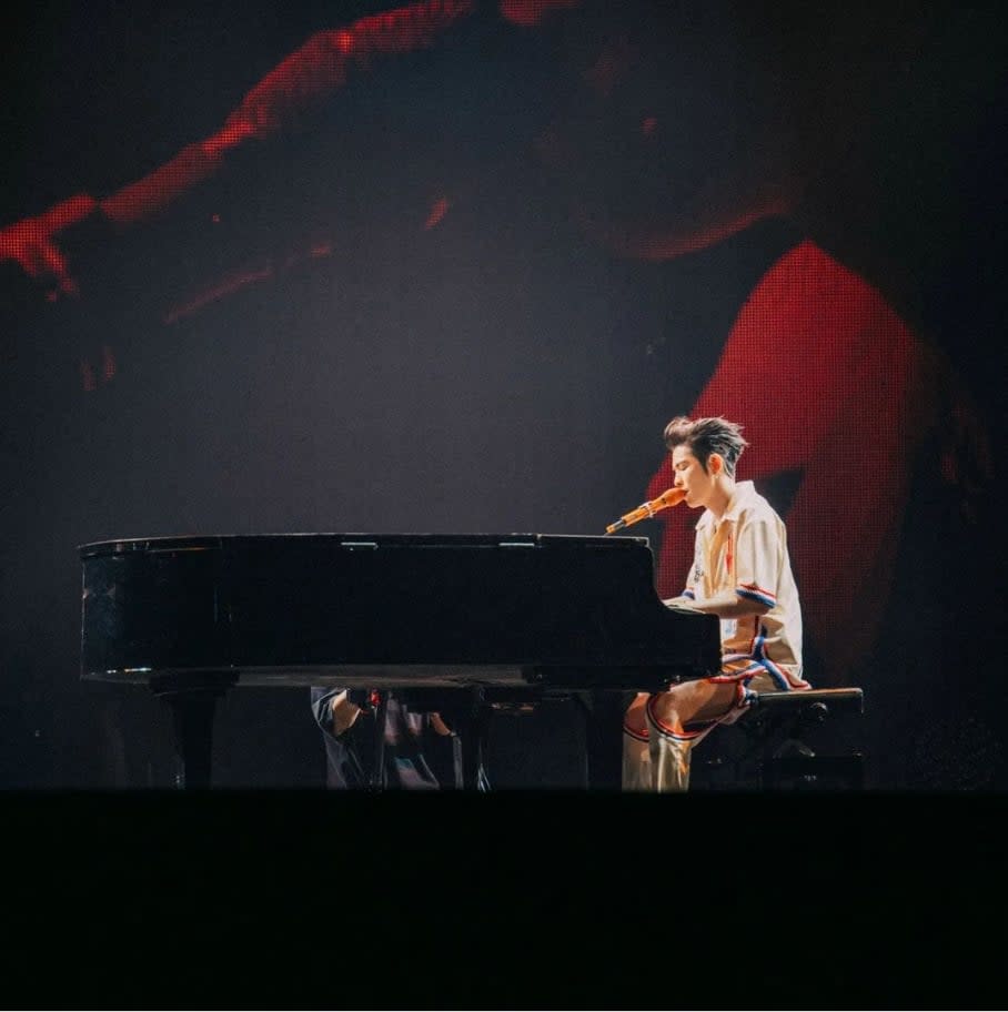 蕭敬騰小巨蛋演出「嗨站鋼琴」飆歌！嘴甜1句話讚緋聞經紀人
