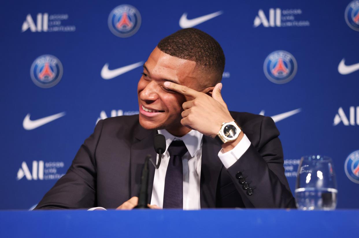 El delantero francés del Paris Saint-Germain, Kylian Mbappé, asiste a una conferencia de prensa en el estadio Parc des Princes de París el 23 de mayo de 2022 para anunciar la firma un nuevo contrato hasta 2025 en el PSG en lugar de fichar por el Real Madrid. (Foto:Gao Jing/Xinhua vía Getty Images)