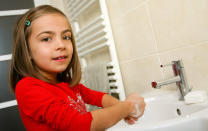 <b>Se laver les mains</b><p> Se laver les mains régulièrement aide les enfants à se protéger des infections – rhumes, grippes, diarrhées et réduit la transmission des maladies respiratoires ou gastro-entériques. Apprenez à vos enfants à se laver les mains avant de manger, lorsqu’ils quittent le jardin d’enfants ou l’école, mais aussi après avoir joué dehors.</p><p> L’important est de se frotter les mains pendant 15-20 secondes. Pour cela vous pouvez leur apprendre à chanter une chanson systématiquement pendant le lavage (Joyeux anniversaire par exemple).</p>