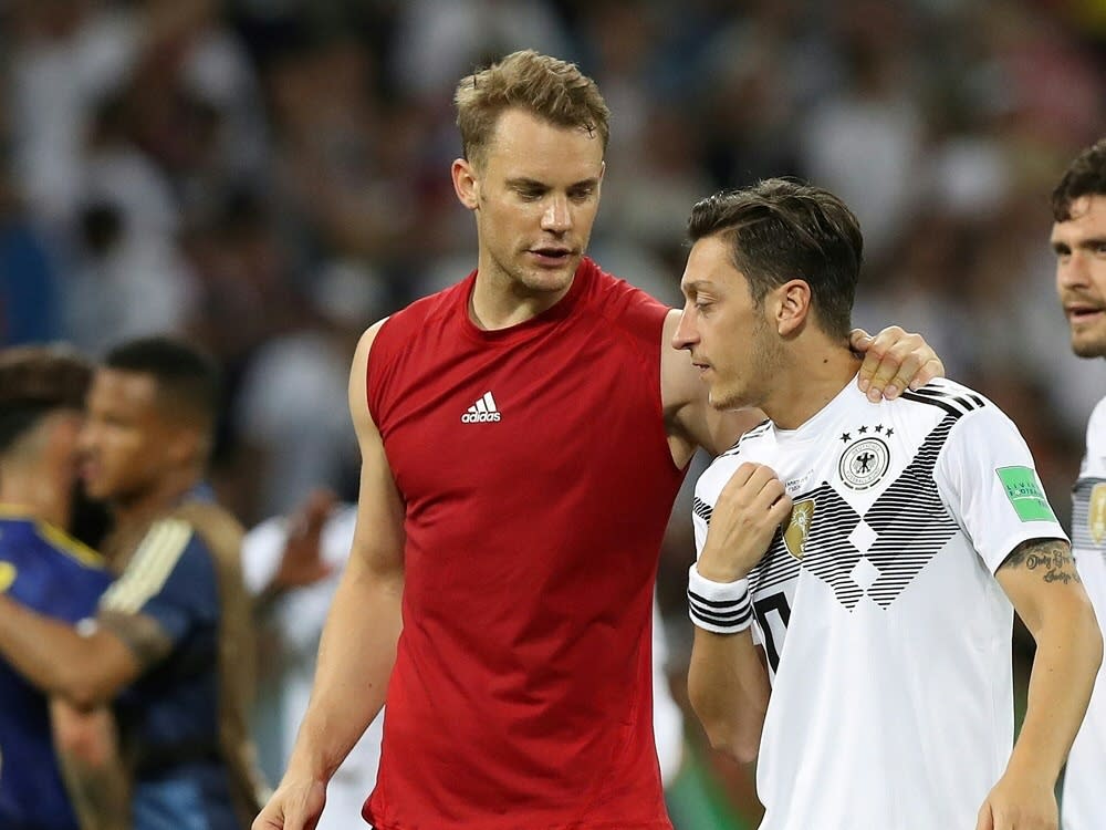 Werden wahrscheinlich auch keine dicken Kumpels mehr: Manuel Neuer und Mesut Özil FOTO/AFP