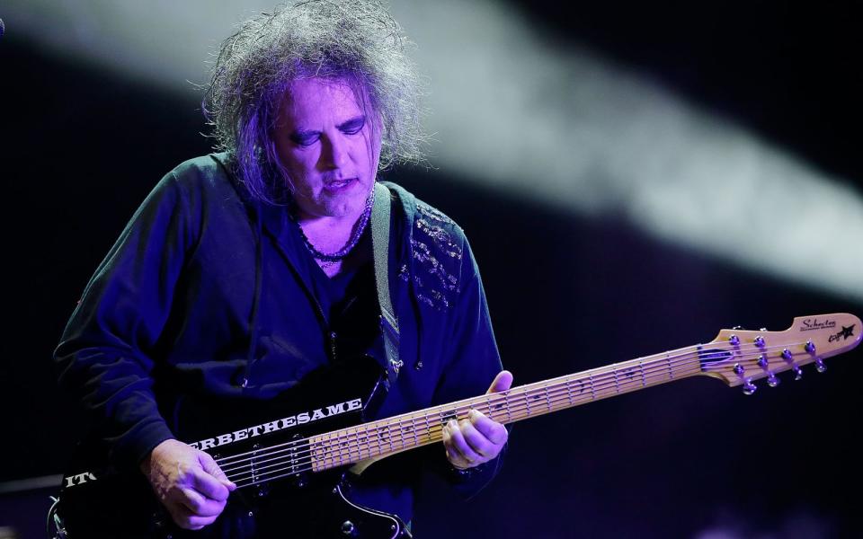 <p>Wer düstere Musik macht, braucht auch einen düsteren Namen. Ob "The Obelisk" da die richtige Wahl war? Wohl kaum. Das dachte sich auch Robert Smith - und benannte seine Band um - in "The Cure". (Bild: Mark Metcalfe/Getty Images)</p> 