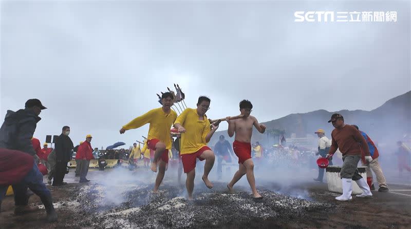 寶島神很大的香蕉與阿白一同參與水裡來火裡去的野柳淨港（圖／寶島神很大）