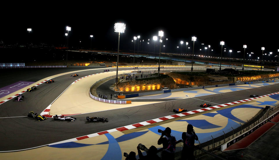 Coches de Fórmula 1 tomando una curva durante la edición de 2019 del Gran Premio de Baréin.