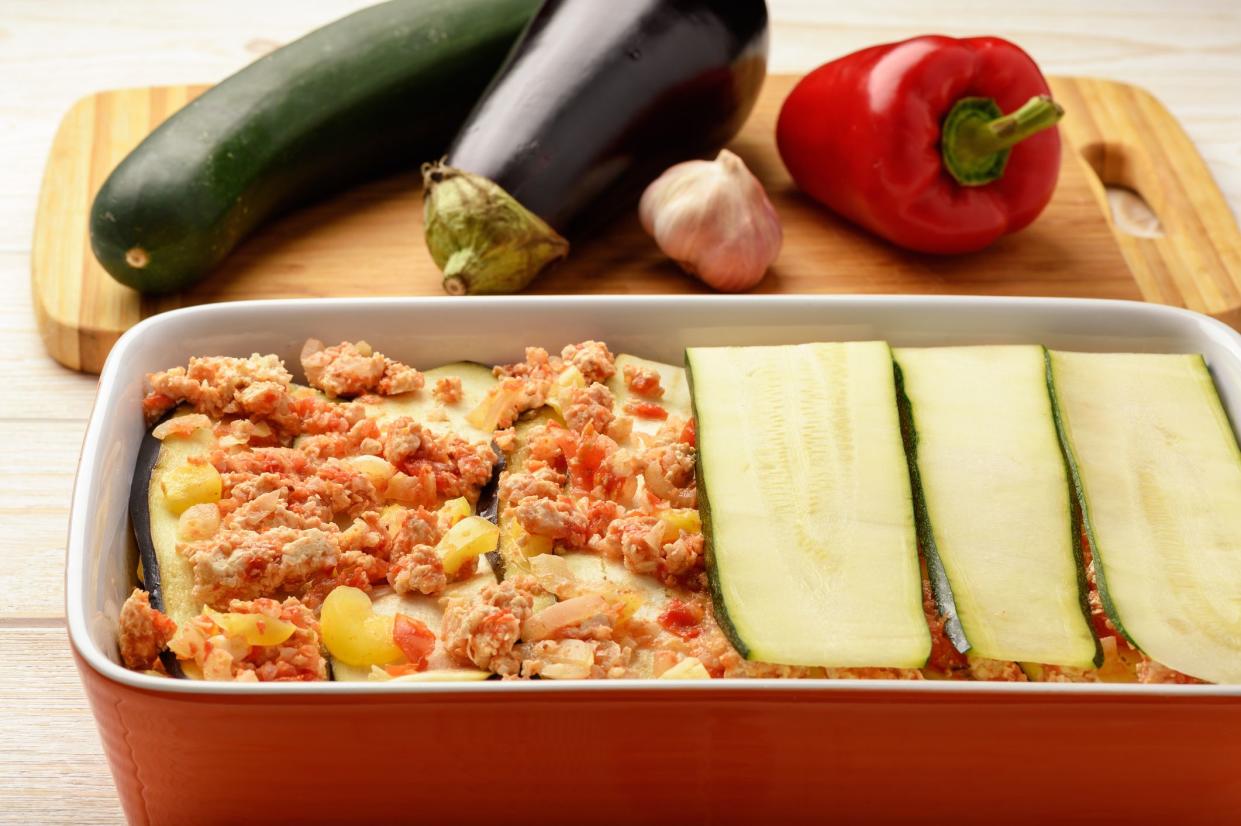 Casserole with chicken, eggplant, zucchini and tomatoes. Cooking process.