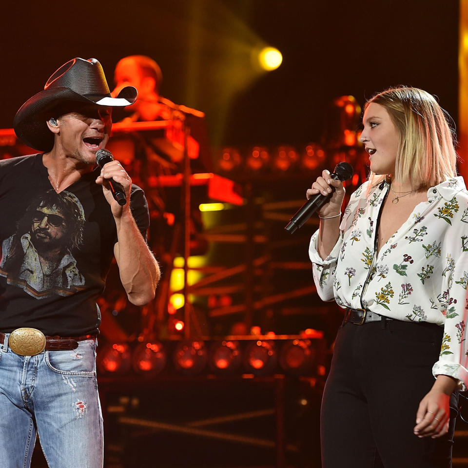 Tim McGraw performing with daughter Gracie in 2015 (John Shearer / Getty Images)